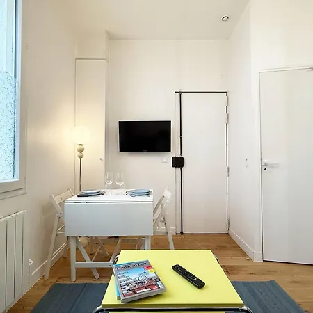 Charming - 2 Guests - 2min Walk From Metro شقة