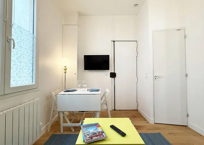 Charming - 2 Guests - 2min Walk From Metro Apartment